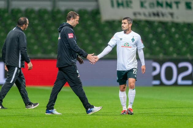 SV Werder Bremen vs 1.FC Heidenheim - Relegation 01 - 02.07.2020 Florian Kohfeldt (Trainer SV Werder Bremen), enttäuscht enttaeuscht traurig, Fin Bartels (Werder Bremen 22) nphgm001: Fussball: 1. Bundesliga: Saison 19 20: Relegation 01; SV Werder Bremen vs 1.FC Heidenheim - 02.07.2020 Foto: gumzmedia nordphoto POOL DFL regulations prohibit any use of photographs as image sequences and or quasi-video. EDITORIAL USE ONLY National and international News-Agencies OUT. Bremen wohninvest Weserstadion Bremen DEUTSCHLAND
