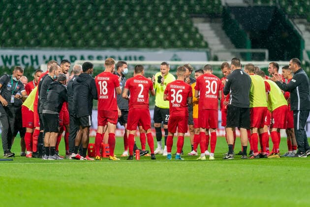 SV Werder Bremen vs 1.FC Heidenheim - Relegation 01 - 02.07.2020 Spielerkreis Heidenhiem nach dem Unentschieden in Bremen nphgm001: Fussball: 1. Bundesliga: Saison 19 20: Relegation 01; SV Werder Bremen vs 1.FC Heidenheim - 02.07.2020 Foto: gumzmedia nordphoto POOL DFL regulations prohibit any use of photographs as image sequences and or quasi-video. EDITORIAL USE ONLY National and international News-Agencies OUT. Bremen wohninvest Weserstadion Bremen DEUTSCHLAND