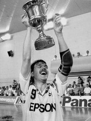 21.05.1989 2. IHF Pokalfinale ASK Vorwärts Frankfurt Oder-Turu Düsseldorf Frank Harting mit Pokal *** 21 05 1989 2 IHF Cup Final ASK Forward Frankfurt Oder Turu Düsseldorf Frank Harting with cup HM