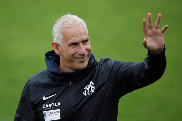 04.07.2020, Haensch-Arena, Meppen, Ligaspiel, 3. Liga, SV Meppen vs Eintracht Braunschweig, im Bild Christian Neidhart (Trainer, Meppen) winkt zum Abschied (Wichtiger Hinweis: Der DFB untersagt die Verwendung von Sequenzbildern im Internet und in Online-Medien waehrend des Spiels (einschließlich Halbzeit). Sperrfrist! Der DFB erlaubt die Publikation und Weiterverwertung der Bilder auf mobilfunkfaehigen Endgeraeten (insbesondere MMS) und ueber DVB-H und DMB erst nach Spielende.) SV Meppen vs Eintracht Braunschweig