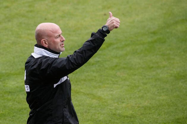 04.07.2020, Haensch-Arena, Meppen, Ligaspiel, 3. Liga, SV Meppen vs Eintracht Braunschweig, im Bild Marco Antwerpen (Trainer, Braunschweig) mit Daumen hoch (Wichtiger Hinweis: Der DFB untersagt die Verwendung von Sequenzbildern im Internet und in Online-Medien waehrend des Spiels (einschließlich Halbzeit). Sperrfrist! Der DFB erlaubt die Publikation und Weiterverwertung der Bilder auf mobilfunkfaehigen Endgeraeten (insbesondere MMS) und ueber DVB-H und DMB erst nach Spielende.) SV Meppen vs Eintracht Braunschweig