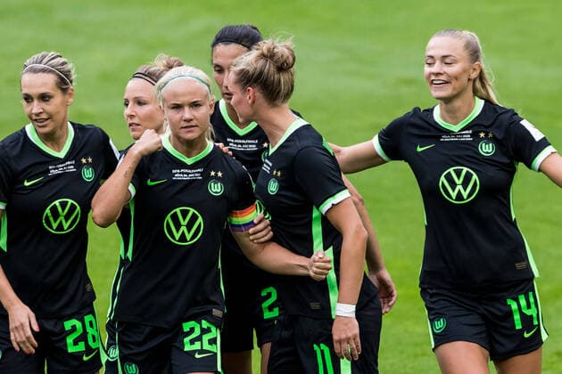 DFB Pokal-Finale der Frauen; VfL Wolfsburg - SGS Essen; 04.07.2020 Pernille Harder ( 22, VfL Wolfsburg) trifft zum 1:1 - Jubel beim VfL Wolfsburg DFB Pokal-Finale der Frauen; VfL Wolfsburg - SGS Essen; RheinEnergieSTADION Koeln (Nordrhein-Westfalen). FOTO: BEAUTIFUL SPORTS WUNDERL POOL DFL REGULATIONS PROHIBIT ANY USE OF PHOTOGRAPHS AS IMAGE SEQUENCES AND OR QUASI-VIDEO. EDITORIAL USE OLNY. National and international NewsAgencies OUT. Koeln RheinEnergieSTADION Nordrhein-Westfalen Deutschland