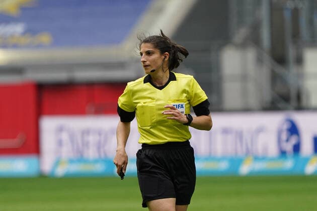 Fussball, 3.BL Saison 2019 2020, KFC Uerdingen 05 vs FC Viktoria Köln , 04.07.2020, Merkur Spielarena Düsseldorf, Riem Hussein SchiedsrichterinAktion, Einzelbild