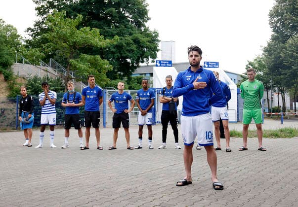 Bilder des Jahres 2020, Sport 07 Juli Sport Themen der Woche KW27 Sport Bilder des Tages Duisburg, Deutschland, 3. Fußball- BL, 38. Spieltag, MSV Duisburg vs. SpVgg Unterhaching 4-0 am 04. 07. 2020 in der Schauinsland - Reisen Arena inDuisburg Nach Spielschuss zeigte sich die Mannschaft des MSV Duisburg geschlossen einer Gruppe von Ultrafans vor dem Stadion und Kapitän Moritz STOPPELKAMP (MSV) -2.v.re.- bedankte sich für die Unterstützung *** Duisburg, Germany, 3 Football BL, 38 Matchday, MSV Duisburg vs SpVgg Unterhaching 4 0 on 04 07 2020 in the Schauinsland Reisen Arena inDuisburg After the match shot, the MSV Duisburg team showed a united front to a group of ultrafans in front of the stadium and captain Moritz STOPPELKAMP MSV 2 v re thanked for the support