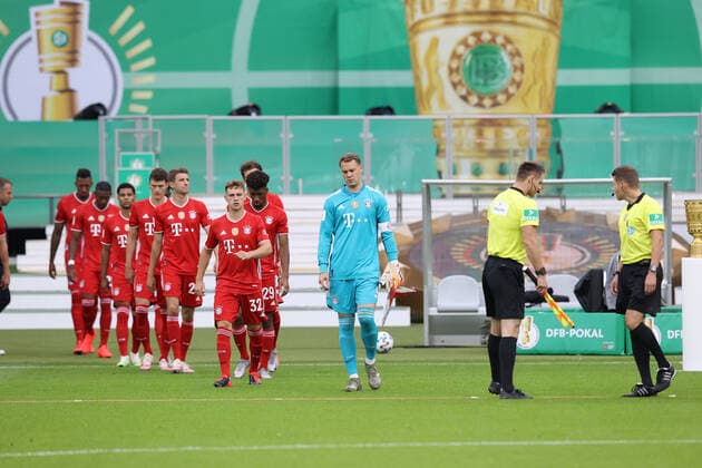 Fussball, Pokalfinale: Saison 2019 2020, 04.07.2020 DFB-Pokal Finale der Herren , Bayer Leverkusen - Bayern München , Muenchen FCB Torwart , Torhüter , Goalkeeper , Manuel Neuer , Einlauf ins Stadion , Kommen ins Stadion , Schiedsrichter , Schiri , Referee , Tobias Welz , gestik , geste , FCB Joshua Kimmich , firo, Sport, Fussball, Pokalfinale: Saison 2019 2020, 04.07.2020 DFB-Pokal Finale der Herren Bayer Leverkusen - FC Bayern München , Muenchen Foto: Jürgen Fromme firosportphoto POOL DFL REGULATIONS PROHIBIT ANY USE OF PHOTOGRAPHS as IMAGE SEQUENCES and or QUASI-VIDEO. EDITORIAL USE ONLY. Nur für journalistische Zwecke! Only for editorial use! Stadt Berlin Olympiastadion Bundesland Berlin Deutschland *** Sports Soccer, Cup Final Season 2019 2020, 04 07 2020 DFB Cup Final Men , Bayer Leverkusen Bayern Munich , Munich FCB Goalkeeper , Goalkeeper , Goalkeeper , Manuel Neuer , Entering the stadium , Entering the stadium , Referee , Referee , Tobias Welz , gestik , geste , FCB Joshua Kimmich , firo, sports, soccer, cup final season 2019 2020, 04 07 2020 DFB Cup Final of the men Bayer Leverkusen FC Bayern Munich , Munich Photo Jürgen Fromme firosportphoto POOL Only for journalistic use Only for editorial use City Berlin Olympiastadion Bundesland Berlin Germany Poolfoto Jürgen Fromme firo Sportphoto POOL ,EDITORIAL USE ONLY