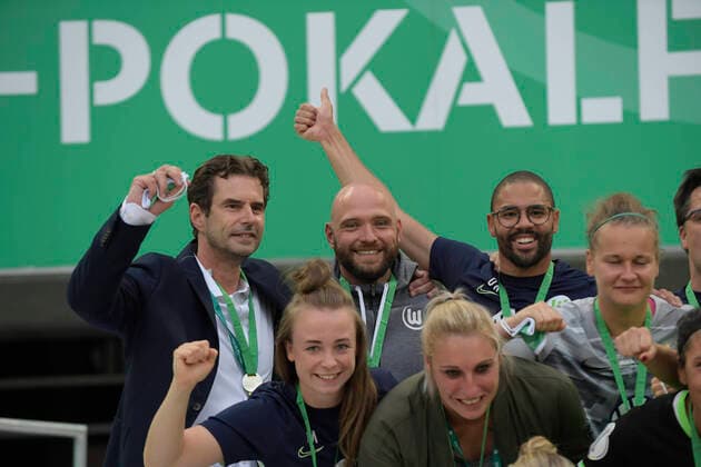 DFB Pokal Finale Frauen, VFL Wolfsburg vs SGS Essen, 04.07.2020 kollektiver Schlussjubel Siegerhrung, Trainer Stephan LERCH (2.v.li,WOB) Fussball DFB Pokal Finale der Frauen 2020, VfL Wolfsburg (WOB) - SGS Essen (E) 4-2 i.E, am 04.07.2020 in Koeln Deutschland. Foto: AnkeWaelischmiller Sven Simon Pool Rauch nordphoto Editorial use only DFB regulations prohibit any use of photographs as image sequences and or quasi-video National and international news- agencies out Koeln RheinEnergie Stadion NRW Deutschland, Germany