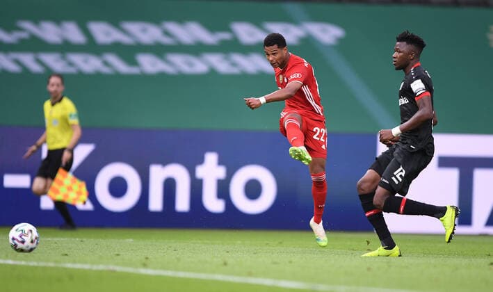 DFB-Pokal Finale: Bayern Muenchen - Bayer Leverkusen, 04.07.2020 Tor zum 0:2: Serge Gnabry (FCB) trifft gegen E. Tapsoba (Leverkusen). Fussball: DFB-Pokal: Saison 19 20: Finale: Bayern Muenchen - Bayer Leverkusen, 04.07.2020 Foto: Marvin Ibo Güngör GES POOL DFL REGULATIONS PROHIBIT ANY USE OF PHOTOGRAPHS as IMAGE SEQUENCES and or QUASI-VIDEO, EDITORIAL USE ONLY, Berlin BE Deutschland