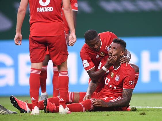 Sport Bilder des Tages DFB-Pokal Finale: Bayern Muenchen - Bayer Leverkusen, 04.07.2020 David Alaba (FCB) bedankt sich bei Jerome Boateng (FCB). Fussball: DFB-Pokal: Saison 19 20: Finale: Bayern Muenchen - Bayer Leverkusen, 04.07.2020 Foto: Marvin Ibo Güngör GES POOL DFL REGULATIONS PROHIBIT ANY USE OF PHOTOGRAPHS as IMAGE SEQUENCES and or QUASI VIDEO Berlin BE Deutschland