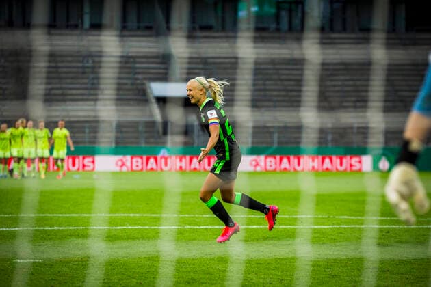 DFB Pokal Finale Frauen, VFL Wolfsburg vs SGS Essen, 04.07.2020 Elfmeterschiessen Schützin Pernille Harder (VfL Wolfsburg Frauen 22) trifft final und lässt Wolfsburg jubeln, nph00251: Fussball: DFB Pokal Damen: Saison 19 20: Finale, VFL Wolfsburg vs SGS Essen, 04.07.2020 Foto: Rauch nordphoto POOL DFL REGULATIONS PROHIBIT ANY USE OF PHOTOGRAPHS as IMAGE SEQUENCES and or QUASI VIDEO EDITORIAL USE ONLY - National and international News-Agencies OUT. Koeln RheinEnergieSTADION NRW DEUTSCHLAND