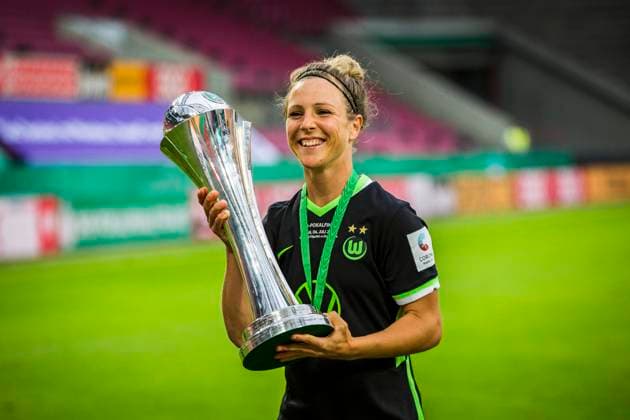 DFB Pokal Finale Frauen, VFL Wolfsburg vs SGS Essen, 04.07.2020 Mit Pokal: Svenja Huth (VfL Wolfsburg Frauen 10), nph00251: Fussball: DFB Pokal Damen: Saison 19 20: Finale, VFL Wolfsburg vs SGS Essen, 04.07.2020 Foto: Rauch nordphoto POOL DFL REGULATIONS PROHIBIT ANY USE OF PHOTOGRAPHS as IMAGE SEQUENCES and or QUASI VIDEO EDITORIAL USE ONLY - National and international News-Agencies OUT. Koeln RheinEnergieSTADION NRW DEUTSCHLAND