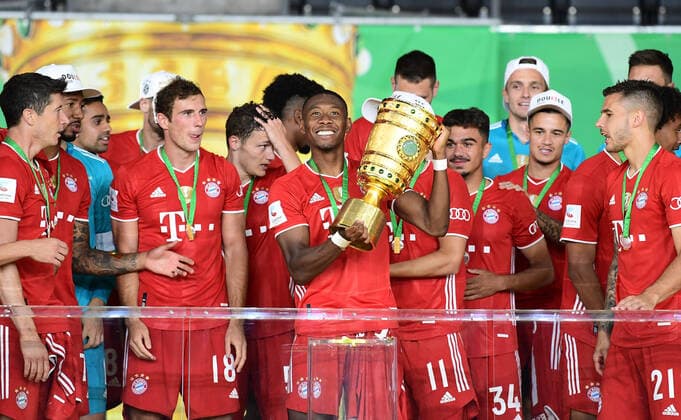 Bilder des Jahres 2020, Sport 07 Juli Sport Themen der Woche KW27 Sport Bilder des Tages Fussball DFB Pokal Finale, Bayer 04 Leverkusen - FC Bayern Muenchen 04.07.2020, xkvx, Fussball DFB Pokal Finale, Bayer 04 Leverkusen - FC Bayern Muenchen emspor, v.l. David Alaba (FC Bayern Muenchen) mit dem Pokal Foto: Kevin Voigt Jan Huebner Pool (DFL DFB REGULATIONS PROHIBIT ANY USE OF PHOTOGRAPHS as IMAGE SEQUENCES and or QUASI-VIDEO - Editorial Use ONLY, National and International News Agencies OUT) Berlin Olympiastadion Berlin Deutschland (DE) *** Football DFB Cup Final, Bayer 04 Leverkusen FC Bayern Muenchen 04 07 2020, xkvx, Football DFB Cup Final, Bayer 04 Leverkusen FC Bayern Muenchen emspor, v l David Alaba FC Bayern Muenchen with the Cup Photo Kevin Voigt Jan Huebner Pool DFL DFB REGULATIONS PROHIBIT ANY USE OF PHOTOGRAPHS as IMAGE SEQUENCES and or QUASI VIDEO Editorial Use ONLY, National and International News Agencies OUT Berlin Olympiastadion Berlin Germany DE Poolfoto Kevin Voigt Jan Huebner Pool ,EDITORIAL USE ONLY