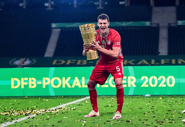 Fussball DFB Pokal Finale, Bayer 04 Leverkusen - FC Bayern Muenchen 04.07.2020, xkvx, Fussball DFB Pokal Finale, Bayer 04 Leverkusen - FC Bayern Muenchen emspor, v.l. Benjamin Pavard (FC Bayern Muenchen) mit dem POKAL Foto: Kevin Voigt Jan Huebner Pool (DFL DFB REGULATIONS PROHIBIT ANY USE OF PHOTOGRAPHS as IMAGE SEQUENCES and or QUASI-VIDEO - Editorial Use ONLY, National and International News Agencies OUT) Berlin Olympiastadion Berlin Deutschland (DE)