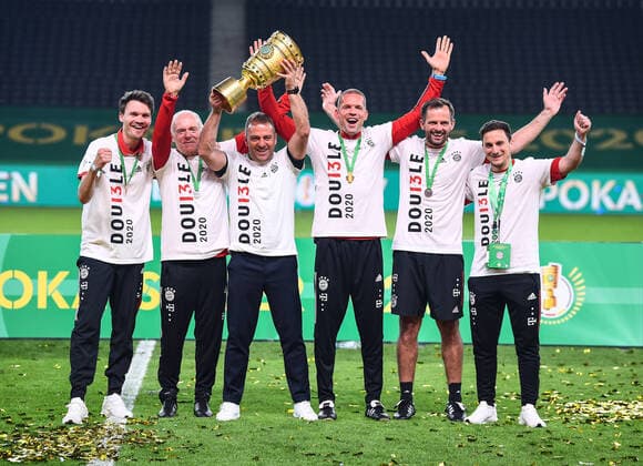 DFB-Pokal Finale: Bayern Muenchen - Bayer Leverkusen, 04.07.2020 Jubel, bejubelt, jubeln, Freude, Emotion, bejubeln, jubelt, freuen, Freude, Emotionen, emotional: Die Mannschaft des FC Bayern Muenchen ist Pokalsieger 2020: Trainer Hansi Flick (FCB) und Trainer- Betreuerteam mit DFB-Pokal, Siegerpokal, Trophaee, DFB-Siegerpokal, Trophy. Fussball: DFB-Pokal: Saison 19 20: Finale: Bayern Muenchen - Bayer Leverkusen, 04.07.2020 Foto: Marvin Ibo Güngör GES POOL DFL REGULATIONS PROHIBIT ANY USE OF PHOTOGRAPHS as IMAGE SEQUENCES and or QUASI VIDEO Berlin BE Deutschland