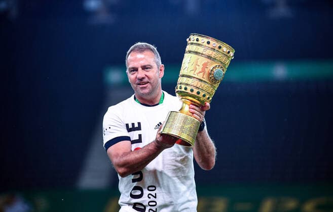 DFB-Pokal Finale: Bayern Muenchen - Bayer Leverkusen, 04.07.2020 Jubel, bejubelt, jubeln, Freude, Emotion, bejubeln, jubelt, freuen, Freude, Emotionen, emotional: Die Mannschaft des FC Bayern Muenchen ist Pokalsieger 2020: Trainer Hansi Flick (FCB) mit DFB-Pokal, Siegerpokal, Trophaee, DFB-Siegerpokal, Trophy. Fussball: DFB-Pokal: Saison 19 20: Finale: Bayern Muenchen - Bayer Leverkusen, 04.07.2020 Foto: Marvin Ibo Güngör GES POOL DFL REGULATIONS PROHIBIT ANY USE OF PHOTOGRAPHS as IMAGE SEQUENCES and or QUASI VIDEO Berlin BE Deutschland