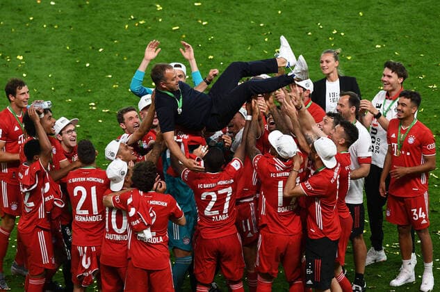 DFB-Pokal-Finale 2020 Bayer 04 Leverkusen - Bayern München v. l. Trainer Hans-Dieter Hansi Flick (FC Bayern Muenchen) wird von den Spieler hochgeworfen bejubelt Fussball, Herren, Saison 2019 2020, 77. Finale um den DFB-Pokal in Berlin, Bayer 04 Leverkusen - FC Bayern München, 04.07. 2020, Foto: Matthias Koch POOL DFL REGULATIONS PROHIBIT ANY USE OF PHOTOGRAPHS as IMAGE SEQUENCES and or QUASI VIDEO Berlin Olympiastadion Berlin Deutschland