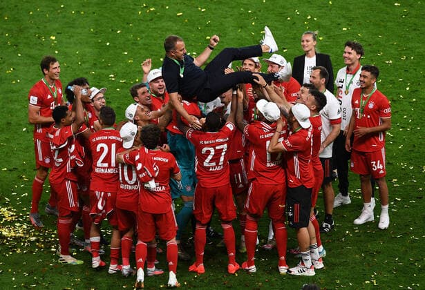 DFB-Pokal-Finale 2020 Bayer 04 Leverkusen - Bayern München Fussball, Herren, Saison 2019 2020, 77. Finale um den DFB-Pokal in Berlin, Bayer 04 Leverkusen - FC Bayern München, 04.07. 2020, Jubel nach dem Spiel über den Pokalsieg, Trainer Hans-Dieter Flick (FC Bayern München) wird von den Spielern in die Luft geworfen. Foto: Matthias Koch POOL Via MIS Berlin Olympiastadion Berlin Deutschland POOL DFL REGULATIONS PROHIBIT ANY USE OF PHOTOGRAPHS as IMAGE SEQUENCES and or QUASI-VIDEO. EDITORIAL USE ONLY