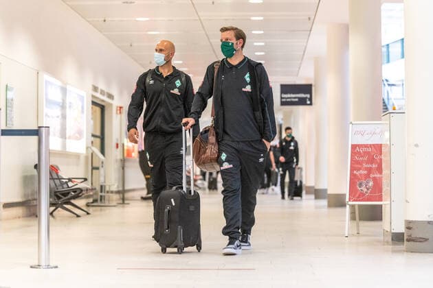 Sport Bilder des Tages GER, Werder Bremen - Airpirt Bremen Abflug Relegation 02 - Heidenheim 05.07.2020, Bremen Airport Hans Koschnick, Bremen, GER, Werder Bremen - Airpirt Bremen Abflug Relegation 02 - Heidenheim, Reisecrew des SV Werder Bremen auf dem Bremer Flughafen Airport auf dem Weg zum 2. Relegationsspiel am 06.07.2020 in Heidenheim. Auf dem Airport alle mit Sicherheitsabstand und mit CORONA Gesichtsmaske im Bild Christian Vander (Torwart-Trainer SV Werder Bremen) (li) Florian Kohfeldt (Trainer SV Werder Bremen)