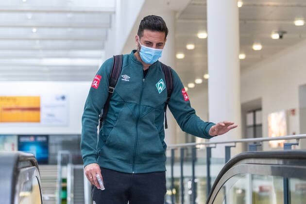 GER, Werder Bremen - Airpirt Bremen Abflug Relegation 02 - Heidenheim 05.07.2020, Bremen Airport Hans Koschnick, Bremen, GER, Werder Bremen - Airpirt Bremen Abflug Relegation 02 - Heidenheim, Reisecrew des SV Werder Bremen auf dem Bremer Flughafen Airport auf dem Weg zum 2. Relegationsspiel am 06.07.2020 in Heidenheim. Auf dem Airport alle mit Sicherheitsabstand und mit CORONA Gesichtsmaske im Bild Claudio Pizarro (Werder Bremen 14)