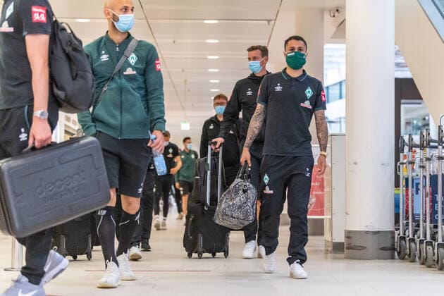 GER, Werder Bremen - Airpirt Bremen Abflug Relegation 02 - Heidenheim 05.07.2020, Bremen Airport Hans Koschnick, Bremen, GER, Werder Bremen - Airpirt Bremen Abflug Relegation 02 - Heidenheim, Reisecrew des SV Werder Bremen auf dem Bremer Flughafen Airport auf dem Weg zum 2. Relegationsspiel am 06.07.2020 in Heidenheim. Auf dem Airport alle mit Sicherheitsabstand und mit CORONA Gesichtsmaske im Bild Leonardo Bittencourt (Werder Bremen 10) Ömer Oemer Toprak (Werder Bremen 21)