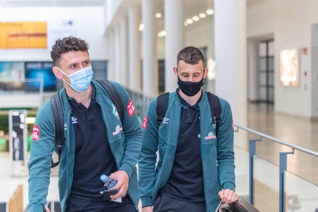 GER, Werder Bremen - Airpirt Bremen Abflug Relegation 02 - Heidenheim 05.07.2020, Bremen Airport Hans Koschnick, Bremen, GER, Werder Bremen - Airpirt Bremen Abflug Relegation 02 - Heidenheim, Reisecrew des SV Werder Bremen auf dem Bremer Flughafen Airport auf dem Weg zum 2. Relegationsspiel am 06.07.2020 in Heidenheim. Auf dem Airport alle mit Sicherheitsabstand und mit CORONA Gesichtsmaske im Bild Milos Veljkovic (Werder Bremen 13) Maximilian Eggestein (Werder Bremen 35)