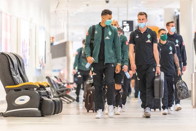 GER, Werder Bremen - Airpirt Bremen Abflug Relegation 02 - Heidenheim 05.07.2020, Bremen Airport Hans Koschnick, Bremen, GER, Werder Bremen - Airpirt Bremen Abflug Relegation 02 - Heidenheim, Reisecrew des SV Werder Bremen auf dem Bremer Flughafen Airport auf dem Weg zum 2. Relegationsspiel am 06.07.2020 in Heidenheim. Auf dem Airport alle mit Sicherheitsabstand und mit CORONA Gesichtsmaske im Bild Davie Selke (SV Werder Bremen 09) li Sebastian Langkamp (Werder Bremen 15)