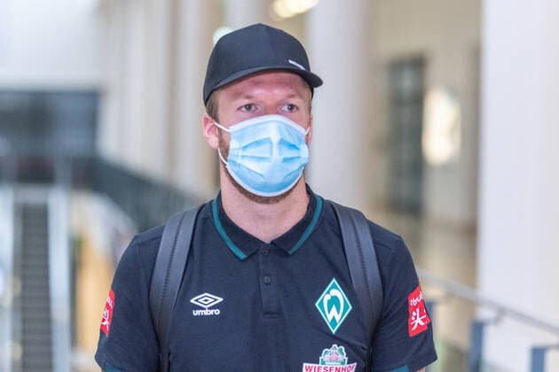GER, Werder Bremen - Airpirt Bremen Abflug Relegation 02 - Heidenheim 05.07.2020, Bremen Airport Hans Koschnick, Bremen, GER, Werder Bremen - Airpirt Bremen Abflug Relegation 02 - Heidenheim, Reisecrew des SV Werder Bremen auf dem Bremer Flughafen Airport auf dem Weg zum 2. Relegationsspiel am 06.07.2020 in Heidenheim. Auf dem Airport alle mit Sicherheitsabstand und mit CORONA Gesichtsmaske im Bild Kevin Vogt (Werder Bremen 03)