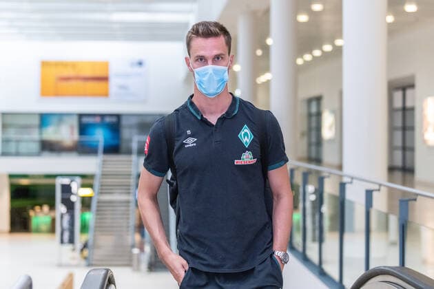 GER, Werder Bremen - Airpirt Bremen Abflug Relegation 02 - Heidenheim 05.07.2020, Bremen Airport Hans Koschnick, Bremen, GER, Werder Bremen - Airpirt Bremen Abflug Relegation 02 - Heidenheim, Reisecrew des SV Werder Bremen auf dem Bremer Flughafen Airport auf dem Weg zum 2. Relegationsspiel am 06.07.2020 in Heidenheim. Auf dem Airport alle mit Sicherheitsabstand und mit CORONA Gesichtsmaske im Bild Sebastian Langkamp (Werder Bremen 15)