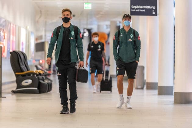 GER, Werder Bremen - Airpirt Bremen Abflug Relegation 02 - Heidenheim 05.07.2020, Bremen Airport Hans Koschnick, Bremen, GER, Werder Bremen - Airpirt Bremen Abflug Relegation 02 - Heidenheim, Reisecrew des SV Werder Bremen auf dem Bremer Flughafen Airport auf dem Weg zum 2. Relegationsspiel am 06.07.2020 in Heidenheim. Auf dem Airport alle mit Sicherheitsabstand und mit CORONA Gesichtsmaske im Bild Johannes Eggestein (Werder Bremen 24) Li Marco Friedl (Werder Bremen 32)