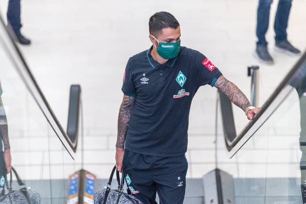 GER, Werder Bremen - Airpirt Bremen Abflug Relegation 02 - Heidenheim 05.07.2020, Bremen Airport Hans Koschnick, Bremen, GER, Werder Bremen - Airpirt Bremen Abflug Relegation 02 - Heidenheim, Reisecrew des SV Werder Bremen auf dem Bremer Flughafen Airport auf dem Weg zum 2. Relegationsspiel am 06.07.2020 in Heidenheim. Auf dem Airport alle mit Sicherheitsabstand und mit CORONA Gesichtsmaske im Bild Leonardo Bittencourt (Werder Bremen 10)