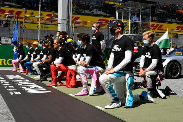 Motorsports: FIA Formula One World Championship, WM, Weltmeisterschaft 2020, Grand Prix of Austria Motorsports: FIA Formula One World Championship 2020, Grand Prix of Austria, 44 Lewis Hamilton (GBR, Mercedes-AMG Petronas Formula One Team), 5 Sebastian Vettel (GER, Scuderia Ferrari Mission Winnow), 18 Lance Stroll (CAN, BWT Racing Point F1 Team), 6 Nicholas Latifi (CAN, Williams Racing), 20 Kevin Magnussen (DEN, Haas F1 Team), takes a knee on the grid in support of the Black Lives Matter movement against racism