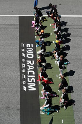 Sport Bilder des Tages Motorsports: FIA Formula One World Championship, WM, Weltmeisterschaft 2020, Grand Prix of Austria Motorsports: FIA Formula One World Championship 2020, Grand Prix of Austria, Some of the F1 drivers take a knee on the grid in support of the Black Lives Matter movement against racism