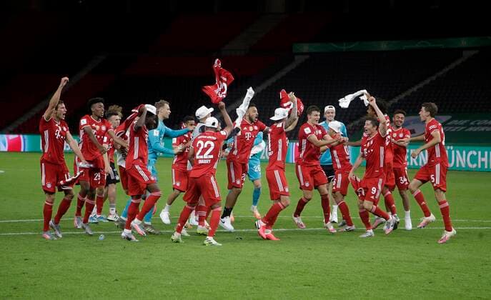 Final German Football Trophy FC BAYERN MUENCHEN - BAYER 04 LEVERKUSEN 4-2 Berlin, Germany, 4 th July 2020, Celebration winner ceremony: Corentin TOLISSO, FCB 24 Thomas MUELLER, MÜLLER, FCB 25 Kingsley COMAN, FCB 29 Leon GORETZKA, FCB 18 Robert LEWANDOWSKI, FCB 9 Manuel NEUER, FCB 1 at the DFB Pokal Final match FC BAYERN MUENCHEN - BAYER 04 LEVERKUSEN 4-2 in season 2019 2020 , FCB Foto: Hans Rauchensteiner Pool via Peter Schatz - DFB REGULATIONS PROHIBIT ANY USE OF PHOTOGRAPHS as IMAGE SEQUENCES and or QUASI-VIDEO - National and international News-Agencies OUT Editorial Use ONLY Berlin Olympic Stadium Berlin Germany