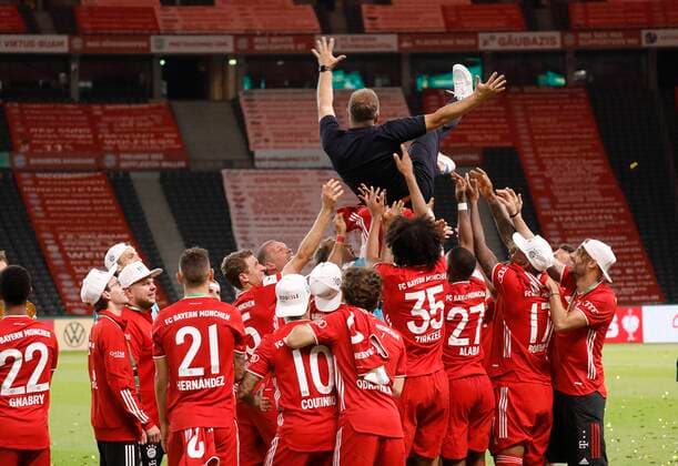 Final German Football Trophy FC BAYERN MUENCHEN - BAYER 04 LEVERKUSEN 4-2 Berlin, Germany, 4 th July 2020, Celebration winner ceremony: Trainer Hansi FLICK (FCB), team manager, headcoach, coach, Thomas MUELLER, MÜLLER, FCB 25 Javi MARTINEZ, FCB 8 Joshua ZIRKZEE, FCB 35 at the DFB Pokal Final match FC BAYERN MUENCHEN - BAYER 04 LEVERKUSEN 4-2 in season 2019 2020 , FCB Foto: Hans Rauchensteiner Pool via Peter Schatz - DFB REGULATIONS PROHIBIT ANY USE OF PHOTOGRAPHS as IMAGE SEQUENCES and or QUASI-VIDEO - National and international News-Agencies OUT Editorial Use ONLY Berlin Olympic Stadium Berlin Germany