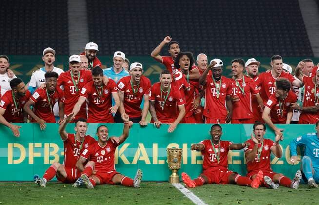 Final German Football Trophy FC BAYERN MUENCHEN - BAYER 04 LEVERKUSEN 4-2 Berlin, Germany, 4 th July 2020, Celebration winner ceremony: Ivan PERISIC, FCB 14 Thiago ALCANTARA, FCB 6 David ALABA, FCB 27 Leon GORETZKA, FCB 18 Javi MARTINEZ, FCB 8 Lucas HERNANDEZ (FCB 21) Kingsley COMAN, FCB 29 Joshua ZIRKZEE, FCB 35 with trophy, at the DFB Pokal Final match FC BAYERN MUENCHEN - BAYER 04 LEVERKUSEN 4-2 in season 2019 2020 , FCB Foto: Hans Rauchensteiner Pool via Peter Schatz - DFB REGULATIONS PROHIBIT ANY USE OF PHOTOGRAPHS as IMAGE SEQUENCES and or QUASI-VIDEO - National and international News-Agencies OUT Editorial Use ONLY Berlin Olympic Stadium Berlin Germany