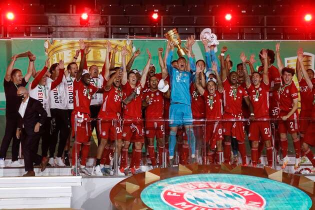 Final German Football Trophy FC BAYERN MUENCHEN - BAYER 04 LEVERKUSEN 4-2 Berlin, Germany, 4 th July 2020, Celebration winner ceremony: Manuel NEUER, FCB 1 with trophy, Robert LEWANDOWSKI, FCB 9 Philippe COUTINHO, FCB 10 David ALABA, FCB 27 Lucas HERNANDEZ (FCB 21) Alvaro ODRIOZOLA, FCB 2 Trainer Hansi FLICK (FCB), team manager, headcoach, coach, Alphonso DAVIES, FCB 19 at the DFB Pokal Final match FC BAYERN MUENCHEN - BAYER 04 LEVERKUSEN 4-2 in season 2019 2020 , FCB Foto: Hans Rauchensteiner Pool via Peter Schatz - DFB REGULATIONS PROHIBIT ANY USE OF PHOTOGRAPHS as IMAGE SEQUENCES and or QUASI-VIDEO - National and international News-Agencies OUT Editorial Use ONLY Berlin Olympic Stadium Berlin Germany