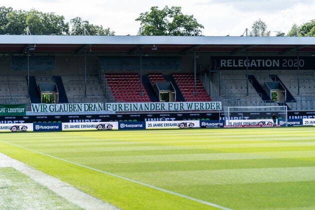 1.FC Heidenheim vs SV Werder Bremen - Relegation 02 - 06.07.2020 Feature vor dem 2. Relegationsspiel - Werder Mitarbeiter befestigten den BANNER WIR GLAUBEN DRAN - FÜR EINANDER FÜR WERDER nphgm001: Fussball: 1. Bundesliga: Saison 19 20: Relegation 02; 1.FC Heidenheim vs SV Werder Bremen - 06.07.2020 Foto: gumzmedia nordphoto POOL DFL regulations prohibit any use of photographs as image sequences and or quasi-video. EDITORIAL USE ONLY National and international News-Agencies OUT. Heidenheim Voith-Arena BW DEUTSCHLAND