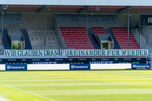 1.FC Heidenheim vs SV Werder Bremen - Relegation 02 - 06.07.2020 Feature vor dem 2. Relegationsspiel - Werder Mitarbeiter befestigten den BANNER WIR GLAUBEN DRAN - FÜR EINANDER FÜR WERDER nphgm001: Fussball: 1. Bundesliga: Saison 19 20: Relegation 02; 1.FC Heidenheim vs SV Werder Bremen - 06.07.2020 Foto: gumzmedia nordphoto POOL DFL regulations prohibit any use of photographs as image sequences and or quasi-video. EDITORIAL USE ONLY National and international News-Agencies OUT. Heidenheim Voith-Arena BW DEUTSCHLAND