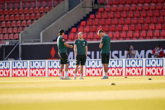 1.FC Heidenheim vs SV Werder Bremen - Relegation 02 - 06.07.2020 Davy Klaassen (Werder Bremen 30), Niclas Füllkrug Fuellkrug (Werder Bremen 11), Sebastian Langkamp (Werder Bremen 15), vor dem Spiel im Stadion nphgm001: Fussball: 1. Bundesliga: Saison 19 20: Relegation 02; 1.FC Heidenheim vs SV Werder Bremen - 06.07.2020 Foto: gumzmedia nordphoto POOL DFL regulations prohibit any use of photographs as image sequences and or quasi-video. EDITORIAL USE ONLY National and international News-Agencies OUT. Heidenheim Voith-Arena BW DEUTSCHLAND