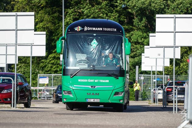 1.FC Heidenheim vs SV Werder Bremen - Relegation 02 - 06.07.2020 Der Gruen weisse Werder Bus kommt am Stadion in Heidenheim an nphgm001: Fussball: 1. Bundesliga: Saison 19 20: Relegation 02; 1.FC Heidenheim vs SV Werder Bremen - 06.07.2020 Foto: gumzmedia nordphoto POOL DFL regulations prohibit any use of photographs as image sequences and or quasi-video. EDITORIAL USE ONLY National and international News-Agencies OUT. Heidenheim Voith-Arena BW DEUTSCHLAND