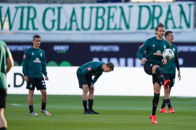 1.FC Heidenheim vs SV Werder Bremen - Relegation 02 - 06.07.2020 Niclas Füllkrug Fuellkrug (Werder Bremen 11), Sebastian Langkamp (Werder Bremen 15), Banner wir glauben dran nphgm001: Fussball: 1. Bundesliga: Saison 19 20: Relegation 02; 1.FC Heidenheim vs SV Werder Bremen - 06.07.2020 Foto: gumzmedia nordphoto POOL DFL regulations prohibit any use of photographs as image sequences and or quasi-video. EDITORIAL USE ONLY National and international News-Agencies OUT. Heidenheim Voith-Arena BW DEUTSCHLAND