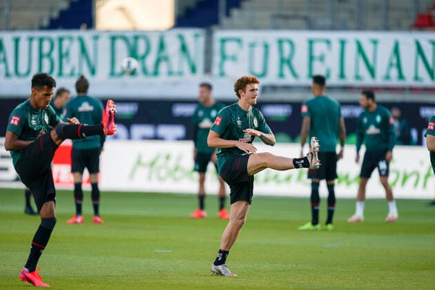 1.FC Heidenheim vs SV Werder Bremen - Relegation 02 - 06.07.2020 Joshua Sargent (Werder Bremen 19), Theodor Gebre Selassie (Werder Bremen 23), Banner wir glauben dran nphgm001: Fussball: 1. Bundesliga: Saison 19 20: Relegation 02; 1.FC Heidenheim vs SV Werder Bremen - 06.07.2020 Foto: gumzmedia nordphoto POOL DFL regulations prohibit any use of photographs as image sequences and or quasi-video. EDITORIAL USE ONLY National and international News-Agencies OUT. Heidenheim Voith-Arena BW DEUTSCHLAND