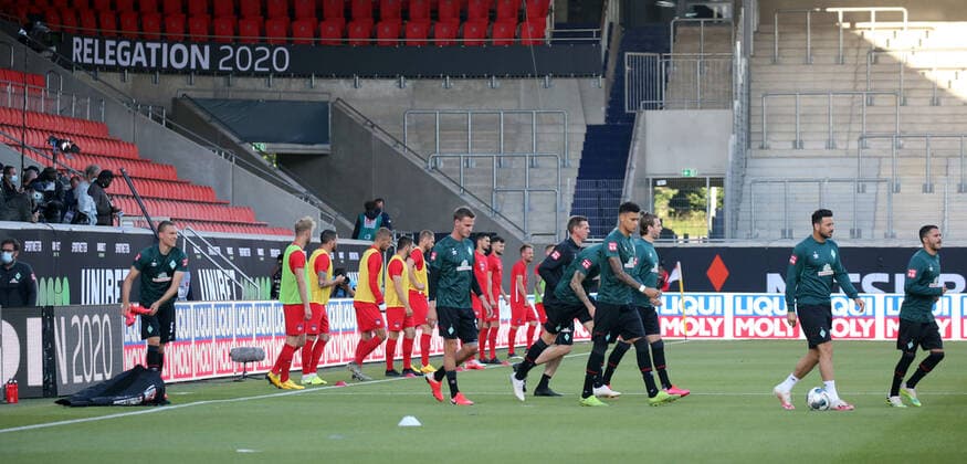 1. FC Heidenheim - Werder Bremen Fußball, Relegation, 1. FC Heidenheim - Werder Bremen: Spieler betreten das Spielfeld zum Aufwärmen Photo: Robin Rudel Pressefoto Rudel Pool via xim.gs DFL regulations prohibit any use of photographs as image sequences and or quasi-video. Editorial use only. National and international news agencies out. Heidenheim Deutschland