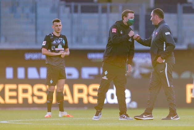 1.FC Heidenheim vs SV Werder Bremen - Relegation 02 - 06.07.2020 Werder Bremen im neuen Trikot, Maximilian Eggestein (Werder Bremen 35), Florian Kohfeldt (Trainer SV Werder Bremen), Frank Schmidt (1. FC Heidenheim 1846 Trainer, Headcoach) bei der Begruessung nphgm001: Fussball: 1. Bundesliga: Saison 19 20: Relegation 02; 1.FC Heidenheim vs SV Werder Bremen - 06.07.2020 Foto: gumzmedia nordphoto POOL DFL regulations prohibit any use of photographs as image sequences and or quasi-video. EDITORIAL USE ONLY National and international News-Agencies OUT. Heidenheim Voith-Arena BW DEUTSCHLAND