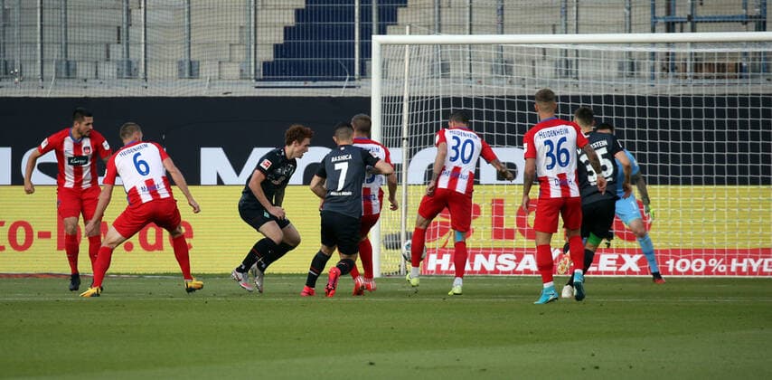 Relegation 1. FC Heidenheim - SV Werder Bremen mi. Norman Theuerkauf (1. FC Heidenheim); Eigentor 0:1 Deutschland, Heidenheim, 06.07.2020, Fussball, Bundesliga, Saison 2019 2020, Relegation, 1. FC Heidenheim - SSV Jahn Regensburg DFL DFB REGULATIONS PROHIBIT ANY USE OF PHOTOGRAPHS AS IMAGE AND OR QUASI-VIDEO Foto: Pressefoto Rudel Robin Rudel Pool Pressefoto Rudel Heidenheim Baden-Württemberg Deutschland