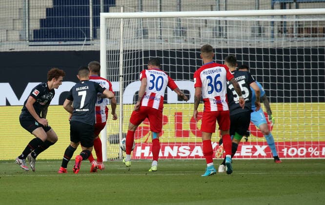Relegation 1. FC Heidenheim - SV Werder Bremen mi. Norman Theuerkauf (1. FC Heidenheim); Eigentor 0:1 Deutschland, Heidenheim, 06.07.2020, Fussball, Bundesliga, Saison 2019 2020, Relegation, 1. FC Heidenheim - SSV Jahn Regensburg DFL DFB REGULATIONS PROHIBIT ANY USE OF PHOTOGRAPHS AS IMAGE AND OR QUASI-VIDEO Foto: Pressefoto Rudel Robin Rudel Pool Pressefoto Rudel Heidenheim Baden-Württemberg Deutschland