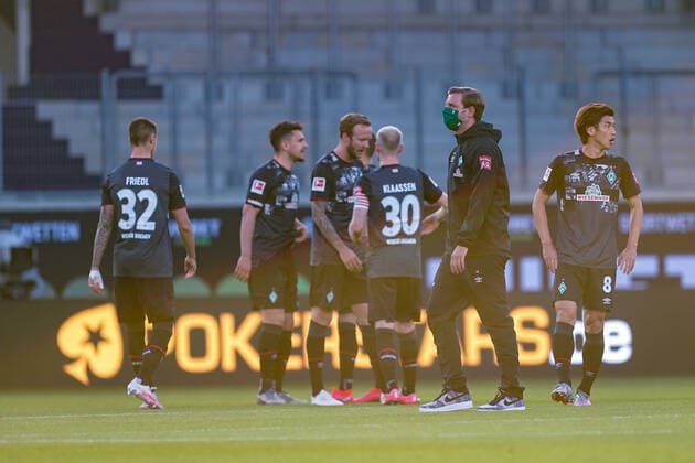 1.FC Heidenheim vs SV Werder Bremen - Relegation 02 - 06.07.2020 Werder Bremen im neuen Trikot Evemt für dieses Spiel, Marco Friedl (Werder Bremen 32), Milos Veljkovic (Werder Bremen 13), Kevin Vogt (Werder Bremen 03), Davy Klaassen (Werder Bremen 30), Florian Kohfeldt (Trainer SV Werder Bremen), Yuya Osako (Werder Bremen 08) nphgm001: Fussball: 1. Bundesliga: Saison 19 20: Relegation 02; 1.FC Heidenheim vs SV Werder Bremen - 06.07.2020 Foto: gumzmedia nordphoto POOL DFL regulations prohibit any use of photographs as image sequences and or quasi-video. EDITORIAL USE ONLY National and international News-Agencies OUT. Heidenheim Voith-Arena BW DEUTSCHLAND
