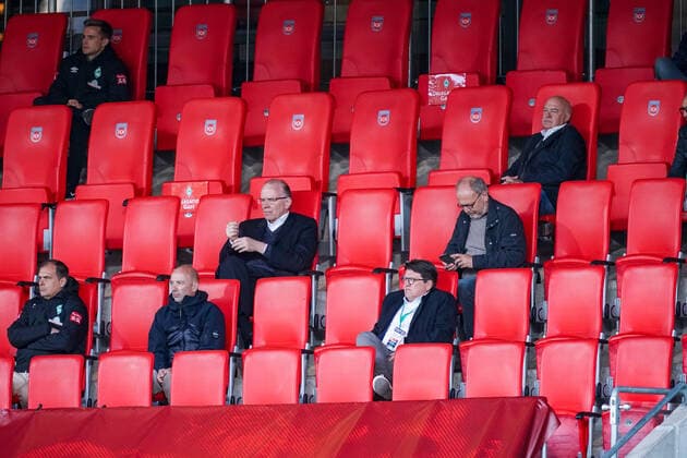 1.FC Heidenheim vs SV Werder Bremen - Relegation 02 - 06.07.2020 Bremer VIP Gaeste, Klaus Filbry (Vorsitzender der Geschäftsführung Kaufmännischer Geschäftsführer SV Werder Bremen), Dr. Hubertus Hess-Grunewald (Geschäftsführer Organisation & SV Werder Bremen), Marco Fuchs (Mitglied des Aufsichtsrats SV Werder Bremen), Jens Vaassen ( SV Werder Bremen Mannschaftskoch), oben li Johannes Eggestein (Werder Bremen 24) Sport: nphgm001: Fussball: 1. Bundesliga: Saison 19 20: Relegation 02; 1.FC Heidenheim vs SV Werder Bremen - 06.07.2020 Foto: gumzmedia nordphoto POOL DFL regulations prohibit any use of photographs as image sequences and or quasi-video. EDITORIAL USE ONLY National and international News-Agencies OUT. Heidenheim Voith-Arena BW DEUTSCHLAND