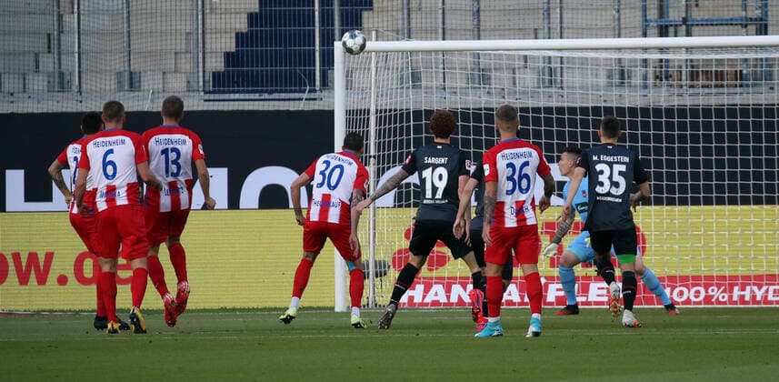 Sport Bilder des Tages Relegation 1. FC Heidenheim - SV Werder Bremen mi. Norman Theuerkauf (1. FC Heidenheim); Eigentor 0:1 Deutschland, Heidenheim, 06.07.2020, Fussball, Bundesliga, Saison 2019 2020, Relegation, 1. FC Heidenheim - SSV Jahn Regensburg DFL DFB REGULATIONS PROHIBIT ANY USE OF PHOTOGRAPHS AS IMAGE AND OR QUASI-VIDEO Foto: Pressefoto Rudel Robin Rudel Pool Pressefoto Rudel Heidenheim Baden-Württemberg Deutschland