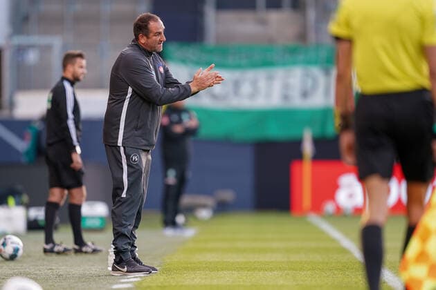 1.FC Heidenheim vs SV Werder Bremen - Relegation 02 - 06.07.2020 Frank Schmidt (1. FC Heidenheim 1846 Trainer, Headcoach) nphgm001: Fussball: 1. Bundesliga: Saison 19 20: Relegation 02; 1.FC Heidenheim vs SV Werder Bremen - 06.07.2020 Foto: gumzmedia nordphoto POOL DFL regulations prohibit any use of photographs as image sequences and or quasi-video. EDITORIAL USE ONLY National and international News-Agencies OUT. Heidenheim Voith-Arena BW DEUTSCHLAND