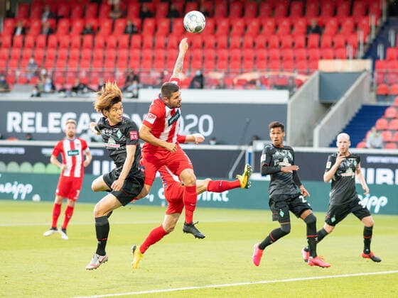 GER, FC Heidenheim vs. Werder Bremen, Fussball, Bundesliga Religation, 2019 2020, 06.07.2020 Marnon Busch (FC Heidenheim, 02), Yuya Osako (SV Werder Bremen, 08), vermeintliches Handspiel, Videobeweis, GER, FC Heidenheim vs. Werder Bremen, Fussball, Bundesliga Religation, 2019 2020, 06.07.2020, DFB DFL regulations prohibit any use of photographs as image sequences and or quasi-video., Foto: EIBNER Sascha Walther Heidenheim Voith-Arena Baden-Wuerttemberg Deutschland